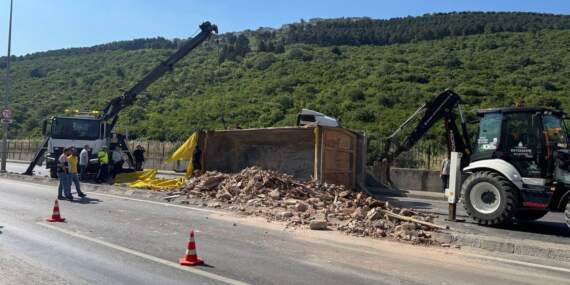 Maltepe’de Hafriyat Kamyonunun Damperi Devrildi