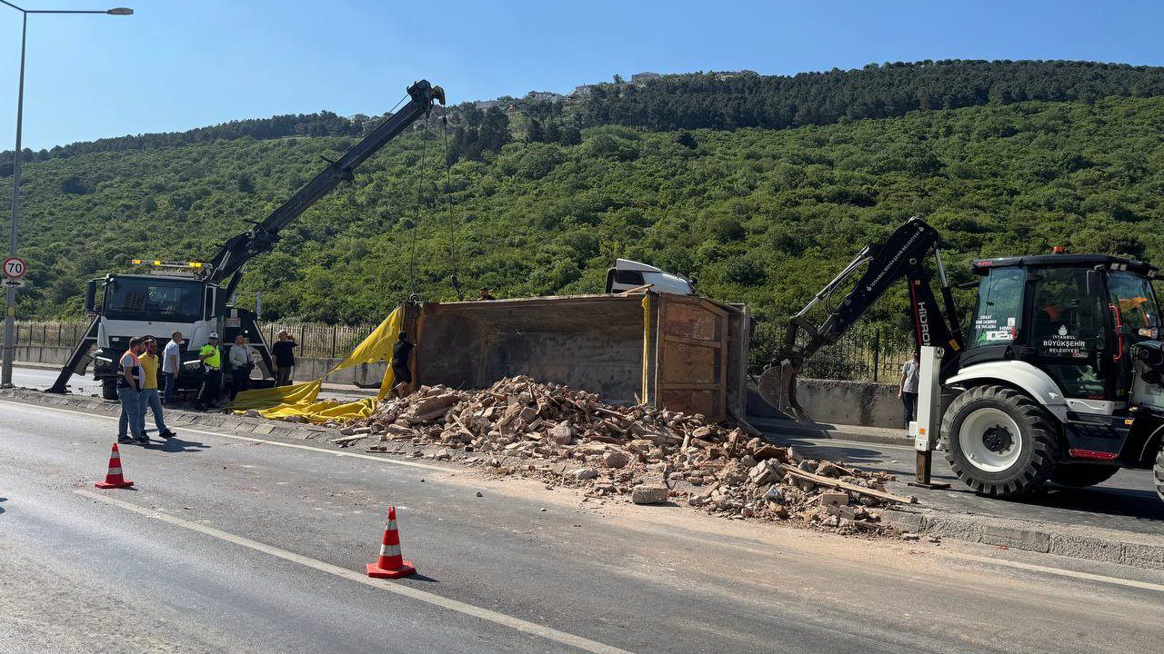 Maltepe’de Hafriyat Kamyonunun Damperi Devrildi