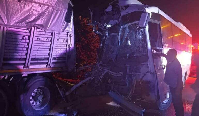 Manisa’da İşçi Servisi Tıra Çarptı: 5’i Ağır 20 Yaralı