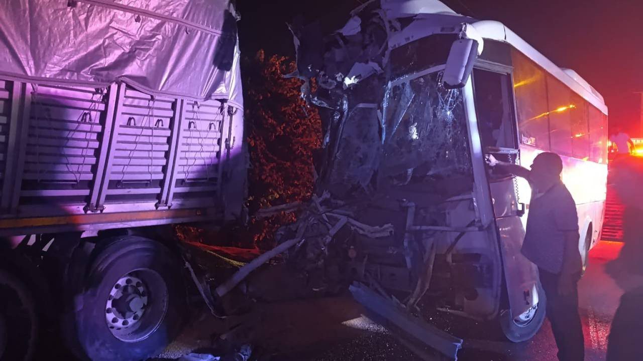 Manisa’da İşçi Servisi Tıra Çarptı: 5’i Ağır 20 Yaralı