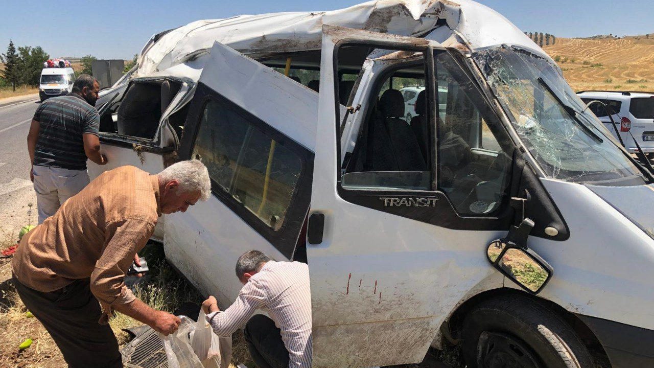 Minibüs Takla Attı! Aynı Aileden 1’i Ağır, 5 Yaralı