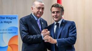 NATO Zirvesi’nde Dikkat Çeken Görüntü! Cumhurbaşkanı Erdoğan-Macron Görüşmesinde Beden Dili Konuştu