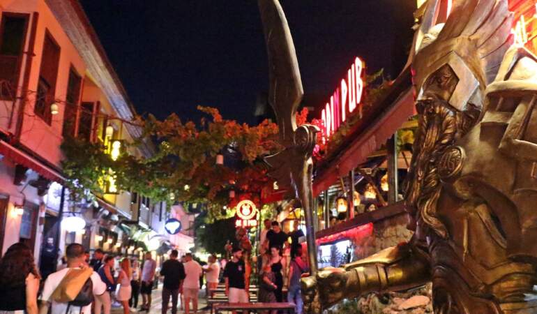 Ne Çeşme ne de Bodrum! 82 Kişilik Nüfusu Geceleri 10 Bin Oluyor… Tek Bir Sebebi Var