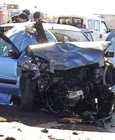 Otomobil Emniyet Şeridindeki Araçlara Çarptı: 1 Ölü, 6 Yaralı