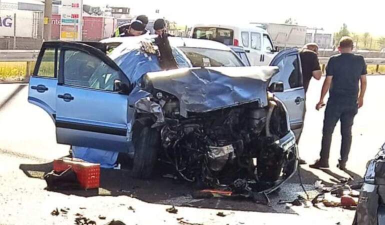 Otomobil Emniyet Şeridindeki Araçlara Çarptı: 1 Ölü, 6 Yaralı