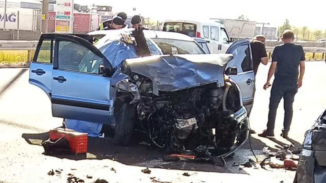 Otomobil Emniyet Şeridindeki Araçlara Çarptı: 1 Ölü, 6 Yaralı