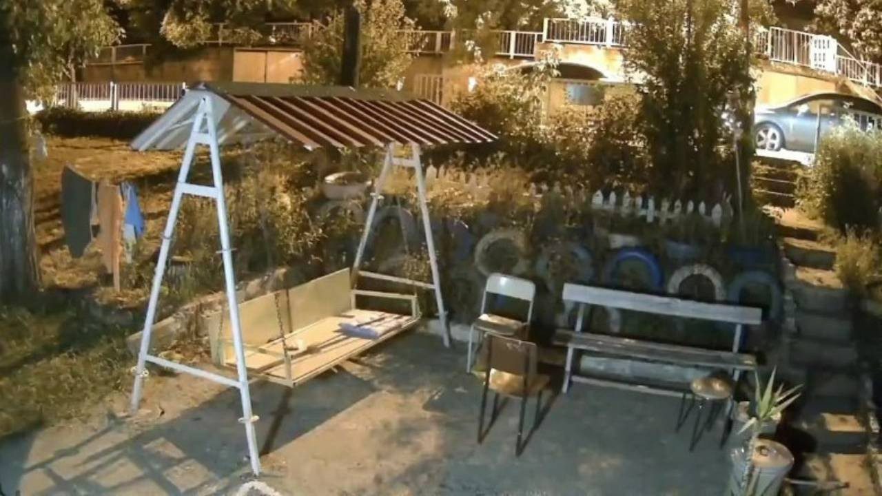 Park Halindeki Araca Çarpıp Kaçtı