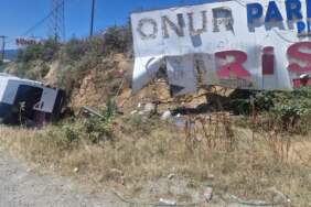 Reklam Panosuna Çarpan Minibüs Su Kanalına Düştü! Yaralılar Var