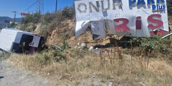 Reklam Panosuna Çarpan Minibüs Su Kanalına Düştü! Yaralılar Var