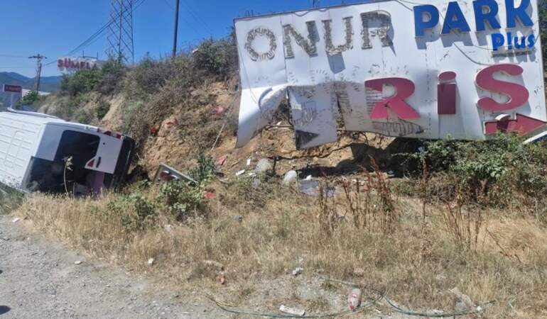 Reklam Panosuna Çarpan Minibüs Su Kanalına Düştü! Yaralılar Var