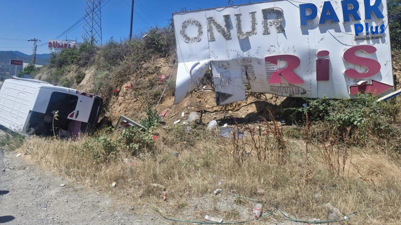 Reklam Panosuna Çarpan Minibüs Su Kanalına Düştü! Yaralılar Var