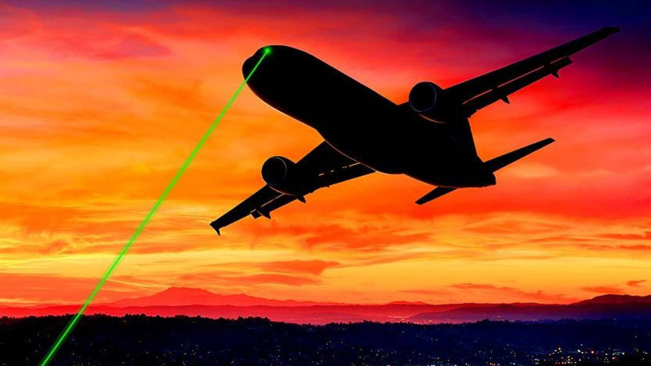 Sabiha Gökçen’e İnen Yolcu Uçağına Lazer Tacizi! İşte Kule ile Pilotun Telsiz Konuşmaları