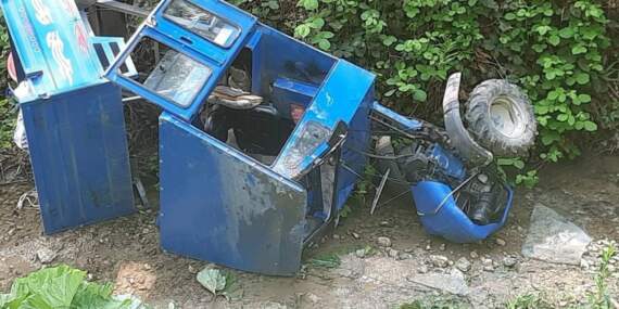 Sakarya’da Pat Pat, Dereye Devrildi: 2 Yaralı