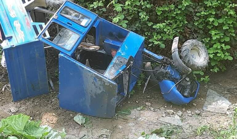 Sakarya’da Pat Pat, Dereye Devrildi: 2 Yaralı