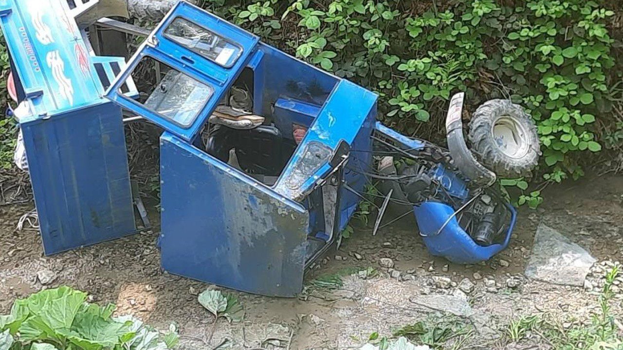 Sakarya’da Pat Pat, Dereye Devrildi: 2 Yaralı