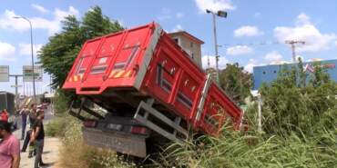 Sancaktepe’de Zincirleme Kaza: Kamyon İş Yeri Bahçesine Girdi, 3 Yaralı