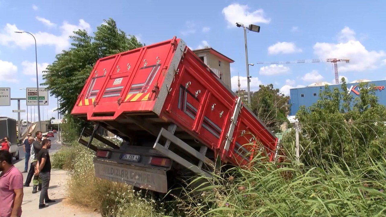 Sancaktepe’de Zincirleme Kaza: Kamyon İş Yeri Bahçesine Girdi, 3 Yaralı