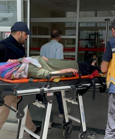 Şarampole Devrilen Araçtaki 8 Kişi Yaralandı