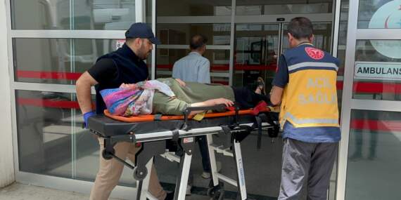 Şarampole Devrilen Araçtaki 8 Kişi Yaralandı