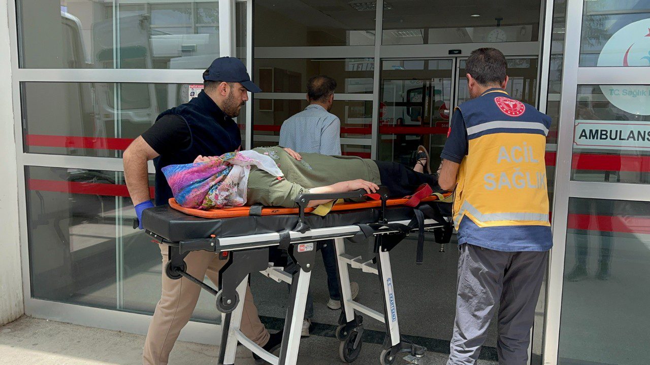 Şarampole Devrilen Araçtaki 8 Kişi Yaralandı