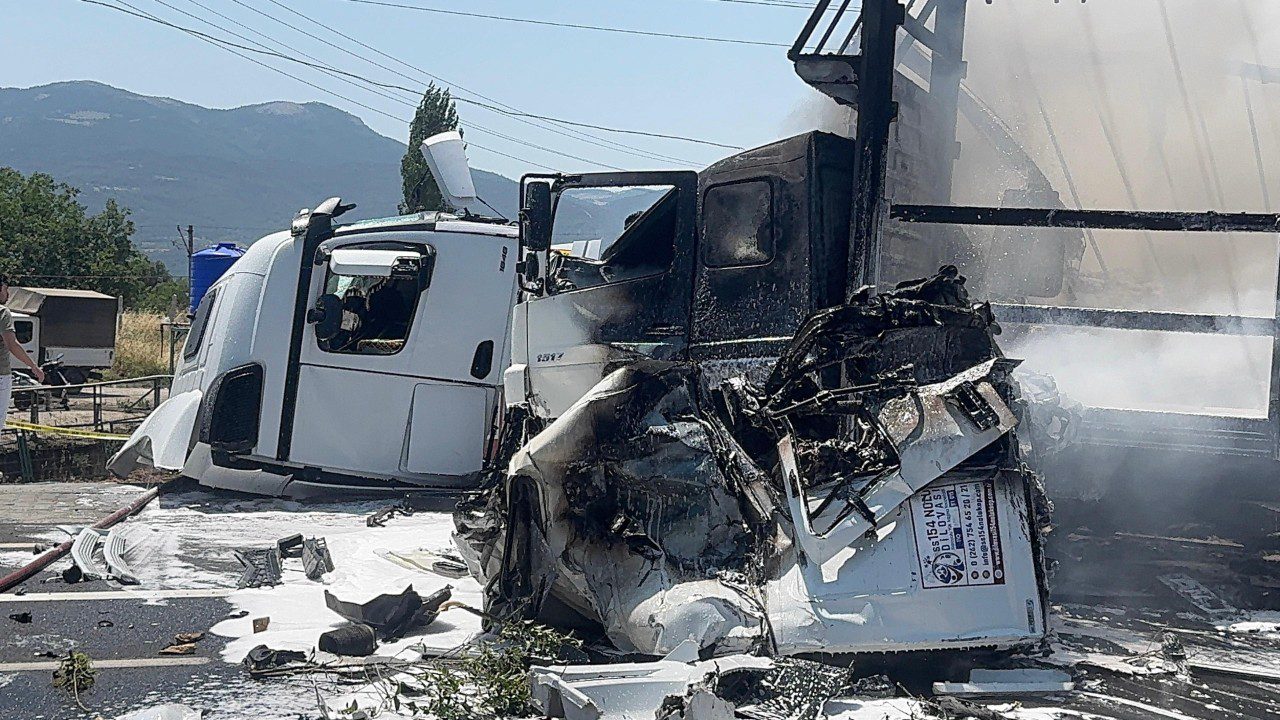 Tır, İki Tıra Çarptı! Feci Kazada 1 Ölü, 2 Yaralı