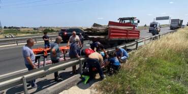 Tır, Traktöre Çarptı: İki Kişi Canını Zor Kurtardı