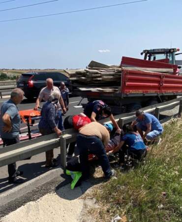 Tır, Traktöre Çarptı: İki Kişi Canını Zor Kurtardı