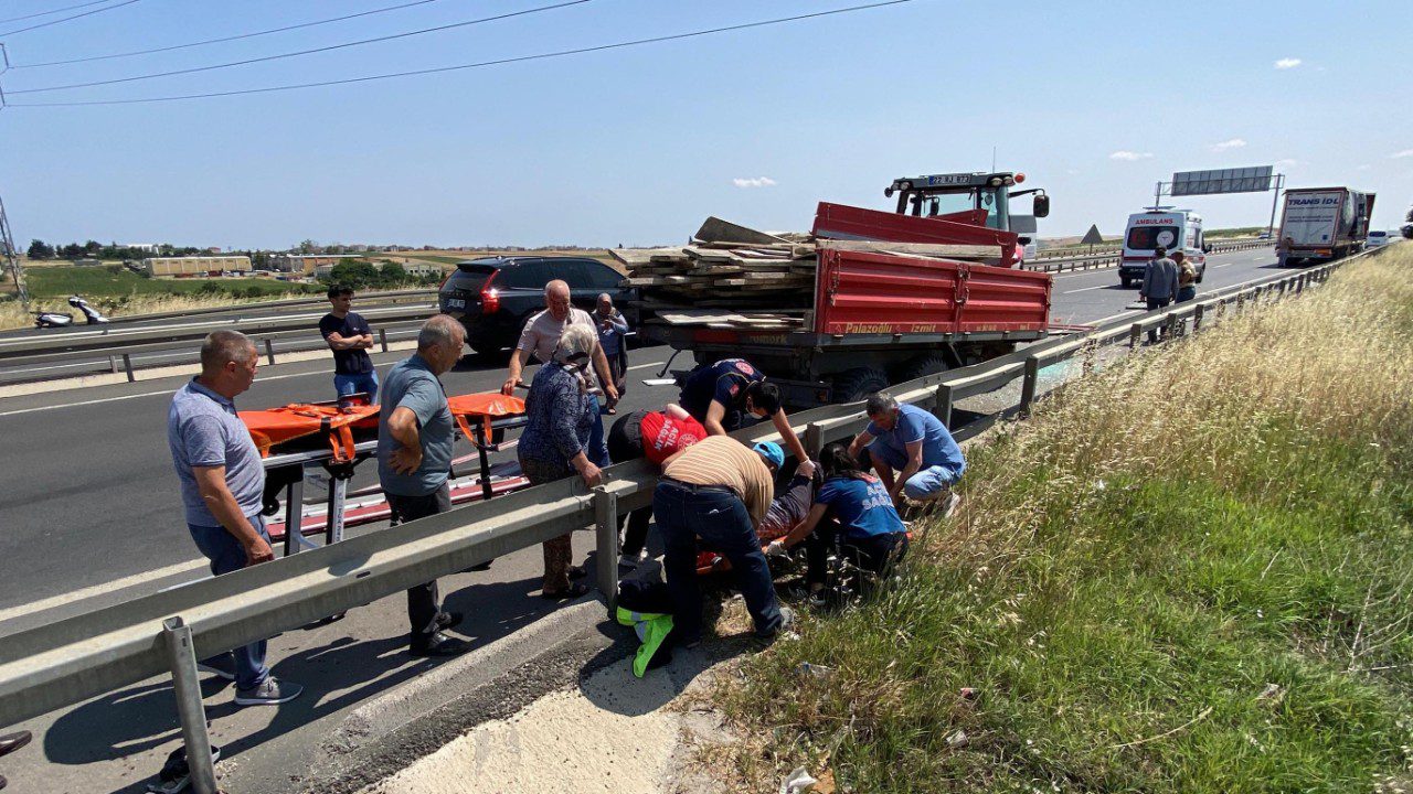 Tır, Traktöre Çarptı: İki Kişi Canını Zor Kurtardı