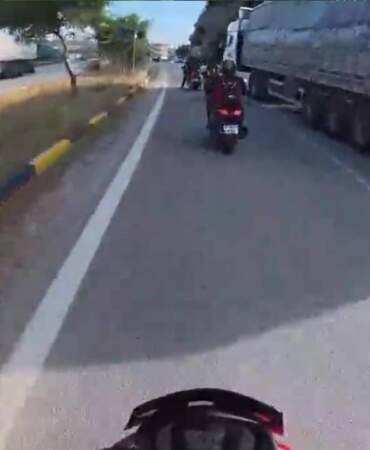 Tırı Motosikletlerin Üzerine Sürdü! O Anlar Kamerada