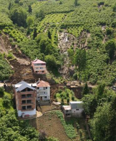 Trabzon’da Heyelan Alarmı: 5 Ev Tehlikede, Tahliye Başladı