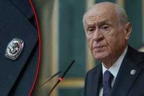 Tüm Gözler Devlet Bahçeli’ye Çevrilmişti! Aylar Sonra Gelen Konuşmada Dikkat Çeken Rozet… Ne Yazıyordu?