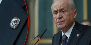 Tüm Gözler Devlet Bahçeli’ye Çevrilmişti! Aylar Sonra Gelen Konuşmada Dikkat Çeken Rozet… Ne Yazıyordu?
