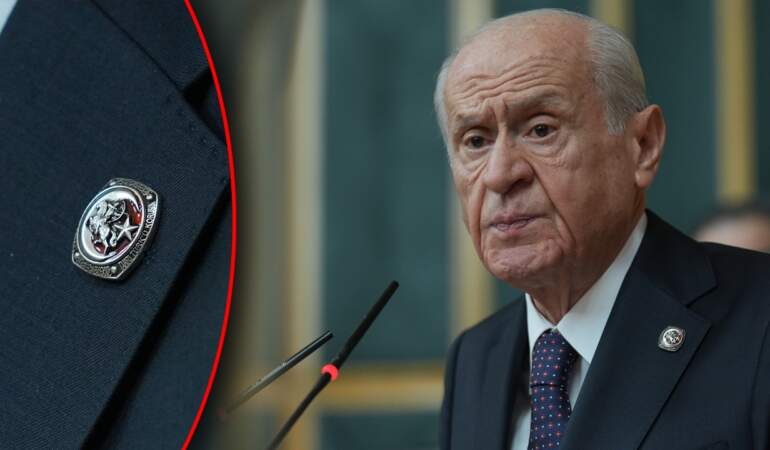 Tüm Gözler Devlet Bahçeli’ye Çevrilmişti! Aylar Sonra Gelen Konuşmada Dikkat Çeken Rozet… Ne Yazıyordu?