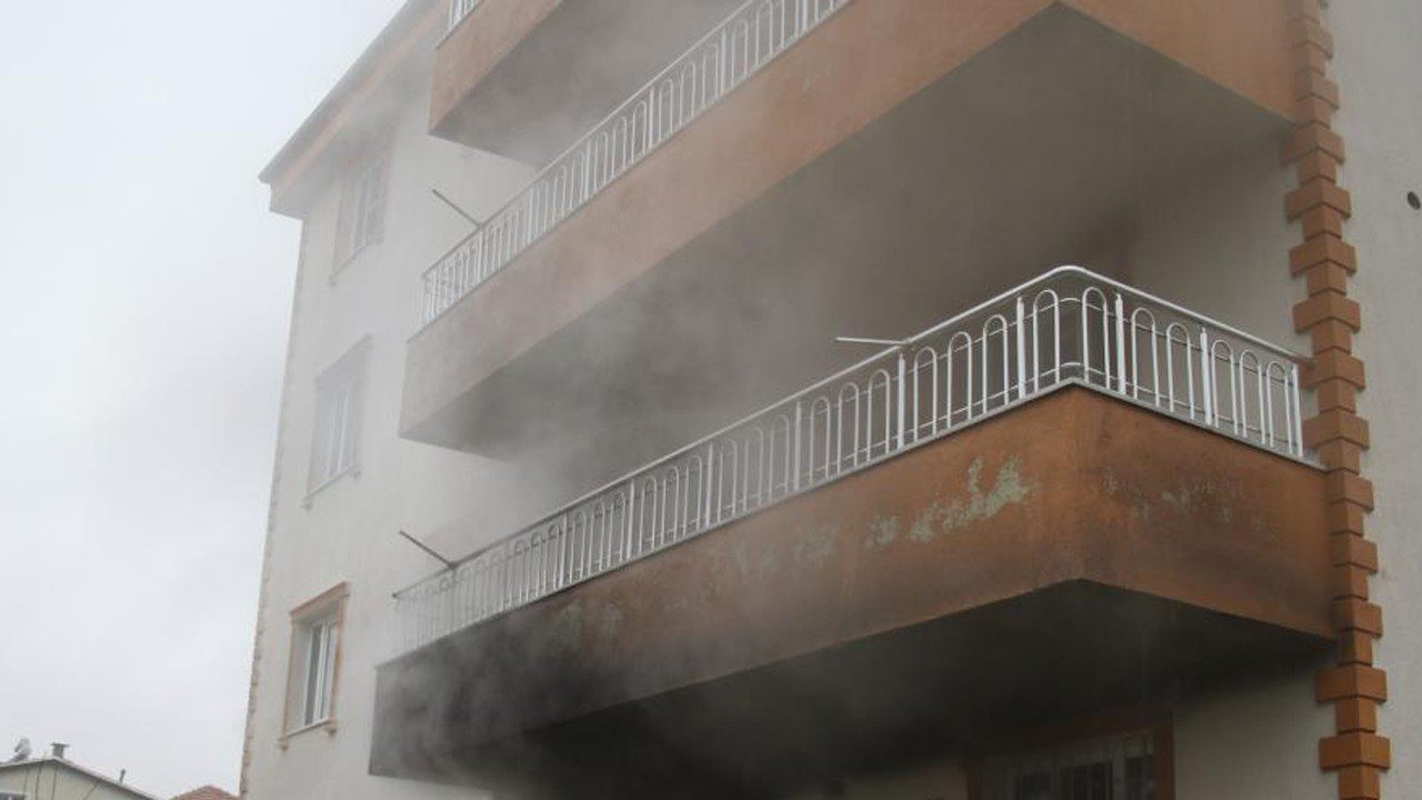 Uşak’ta 2 Katlı Evde Yangın Paniği