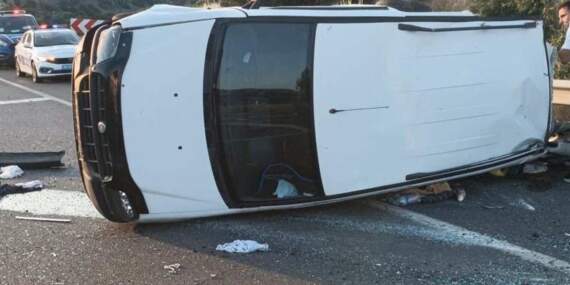 Uşak’ta Ticari Araç Devrildi! 1 Ölü, Biri Bebek 4 Yaralı