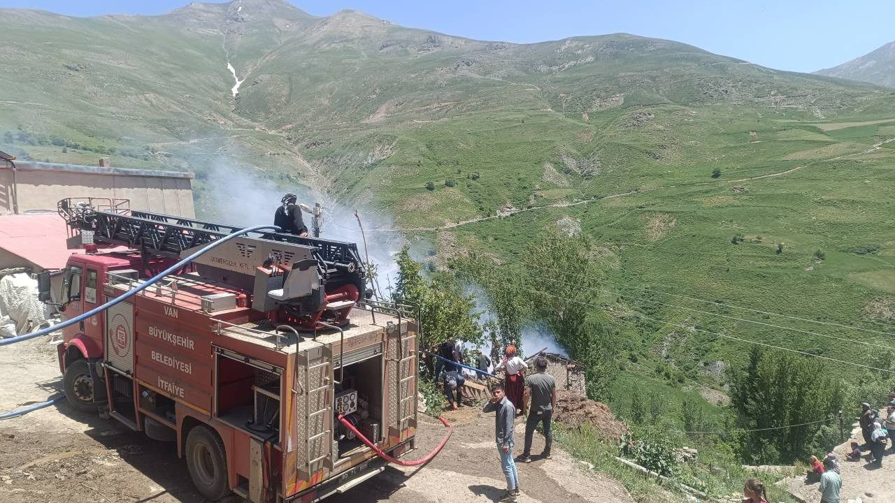 Van’da Ev Yangını! Bir Çocuk Hayatını Kaybetti