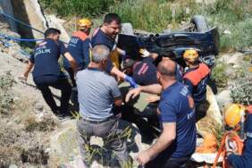 Van’da İki Otomobil Çarpıştı
