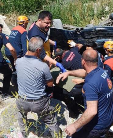 Van’da İki Otomobil Çarpıştı