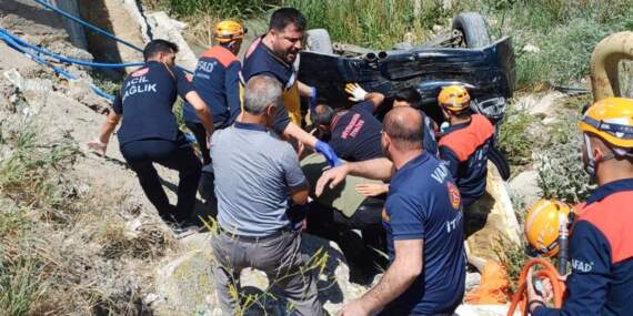 Van’da İki Otomobil Çarpıştı