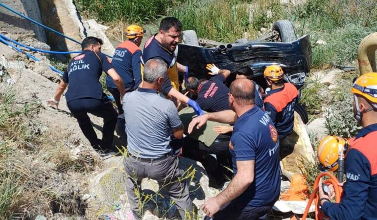 Van’da İki Otomobil Çarpıştı