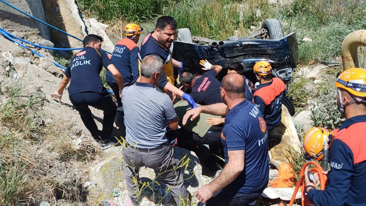 Van’da İki Otomobil Çarpıştı