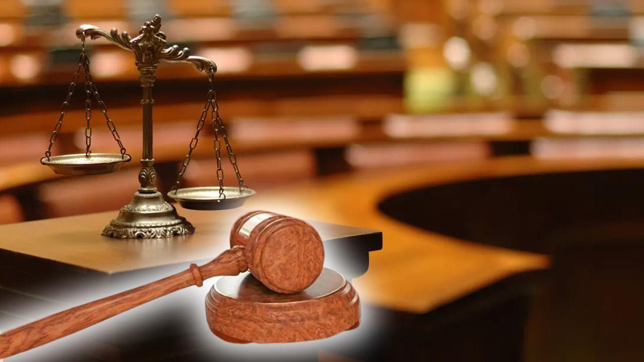 Yargıda Eşi Benzeri Görülmemiş Olay! Mahkeme Başkanı Hukuk Profesörünün Kitabını Yırttı