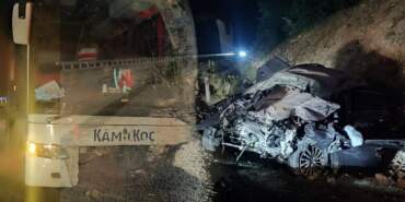 Yolcu Otobüsüyle Çarpışan Otomobil Hurdaya Döndü! 1 Ölü, 8 Yaralı