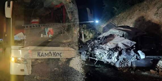 Yolcu Otobüsüyle Çarpışan Otomobil Hurdaya Döndü! 1 Ölü, 8 Yaralı