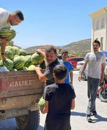 12 Ton Karpuz Satın Aldı, Ücretsiz Dağıttı