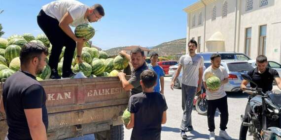 12 Ton Karpuz Satın Aldı, Ücretsiz Dağıttı