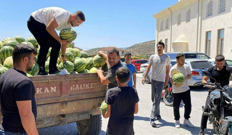 12 Ton Karpuz Satın Aldı, Ücretsiz Dağıttı