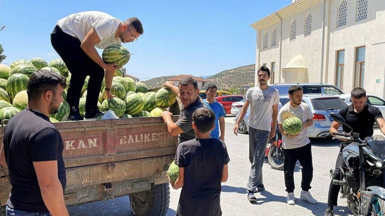 12 Ton Karpuz Satın Aldı, Ücretsiz Dağıttı