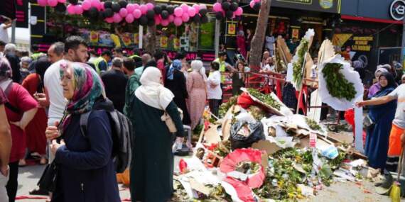 Tek fiyat denilince herkes oraya koştu! Birkaç saatte ürünler tükendi: Ortalık savaş alanına döndü