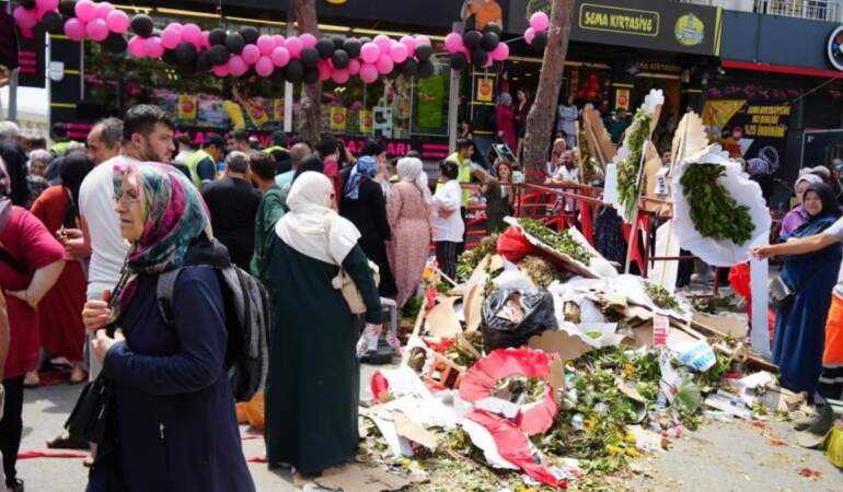 Tek fiyat denilince herkes oraya koştu! Birkaç saatte ürünler tükendi: Ortalık savaş alanına döndü